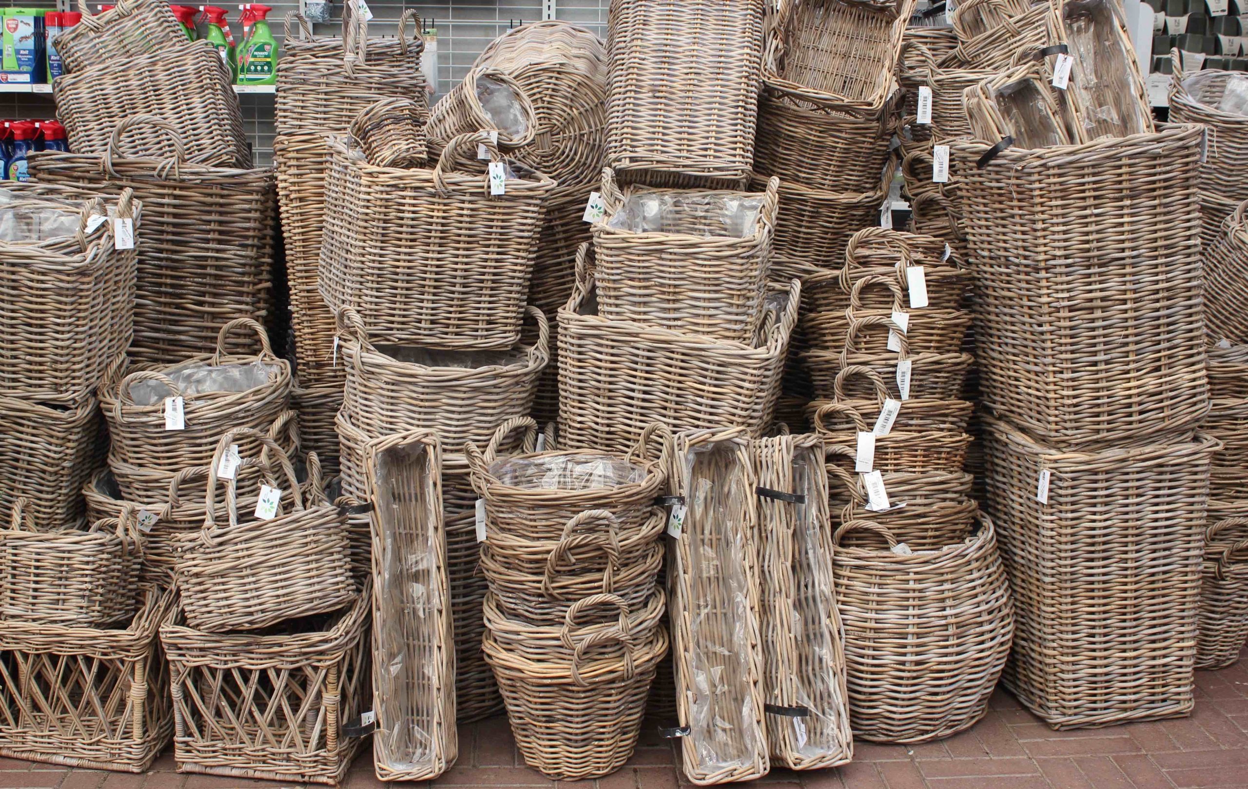 Grønne Hjems egen kollektion af fletkurve med plastikfor til planter.