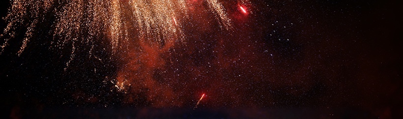 Fyrværkeri på mørk himmel